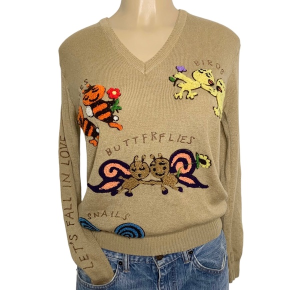 Embroidered v-neck pull-over sweater - Picture 2 of 9